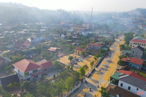 Khi đốt rơm rạ, những cột khói xám bốc lên, phủ kín cả một vùng trời. Và khi gió thổi, khói bay vào các khu dân cư, len vào từng mái nhà, ngõ ngách. Nhiều người bị khó thở, cay mắt khi tiếp xúc nhiều với khói rơm rạ.
