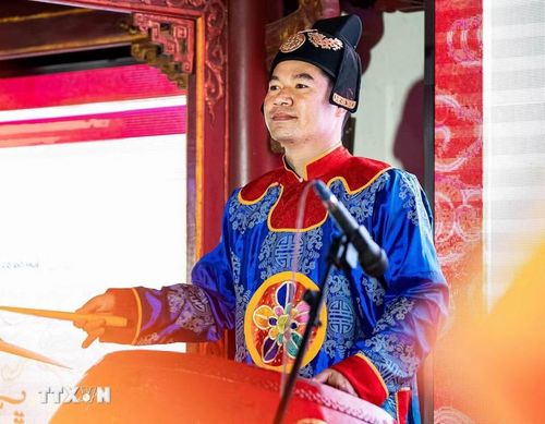 Gần 20 năm gắn bó với Nhã nhạc, nghệ sỹ Trương Thiện An (sinh năm 1983) chia sẻ mỗi nhạc cụ mang một sắc thái riêng, đòi hỏi sự hòa quyện tinh tế giữa trầm-bổng, nhanh-chậm để tạo nên tổng thể âm thanh cân bằng. (Ảnh: Vân Chi/TTXVN phát)