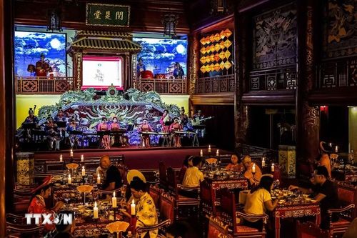 Được xây dựng vào năm 1826, Duyệt Thị Đường từng là nhà hát hoàng cung phục vụ cho vua và hoàng tộc. Hiện nay, không gian này được sử dụng để biểu diễn nhã nhạc, múa và tuồng cung đình phục vụ khán giả. (Ảnh: Vân Chi/TTXVN phát)