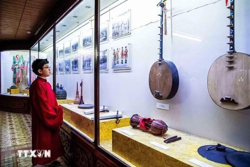 Bên trong nhà hát Duyệt Thị Đường trưng bày các nhạc cụ và trang phục cung đình, giúp công chúng hiểu hơn về Nhã nhạc cung đình Huế. (Ảnh: Vân Chi/TTXVN phát)