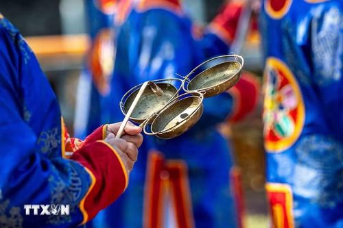 Các nhạc cụ gõ như tam âm hay mõ sừng trâu, sênh tiền giữ vai trò tạo nhịp, góp phần hình thành cấu trúc âm thanh đa tầng. (Ảnh: Vân Chi/TTXVN phát)