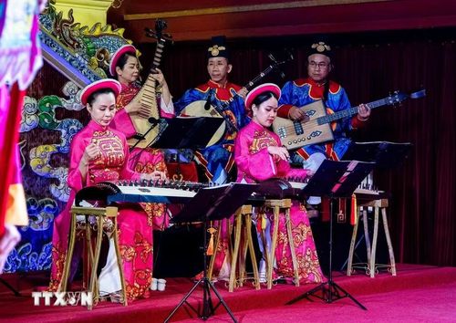 Dựa trên chất liệu truyền thống, Nhà hát Nghệ thuật truyền thống Cung đình Huế đã kết hợp thêm nhạc cụ nhằm làm phong phú màu sắc âm thanh trong các chương trình biểu diễn phục vụ công chúng như “Dạ yến Hoàng cung.” (Ảnh: Vân Chi/TTXVN phát)