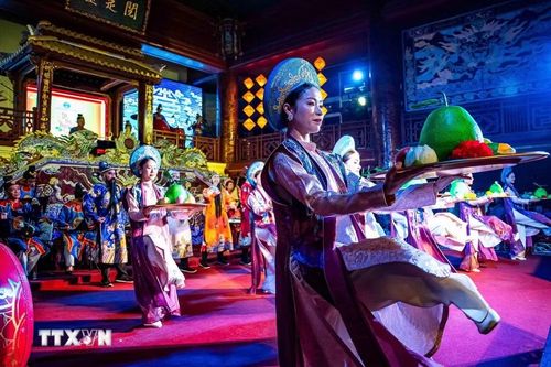 Trong thời gian gần đây, múa cung đình Huế luôn song hành cùng Nhã nhạc trong các chuyến lưu diễn quốc tế để giới thiệu văn hóa Việt Nam ra thế giới. (Ảnh: Vân Chi/TTXVN phát)