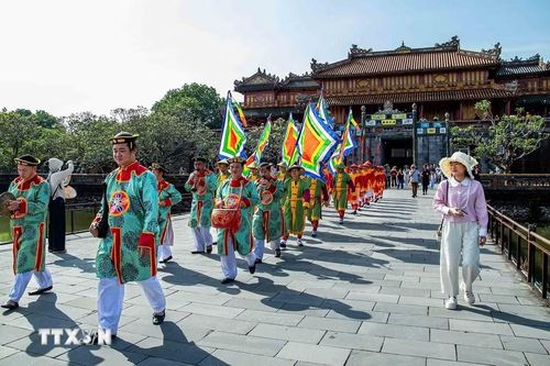Được UNESCO công nhận là Di sản văn hóa phi vật thể đại diện của nhân loại từ năm 2003, Nhã nhạc cung đình Huế ngày nay thường hiện diện trong các nghi lễ tái hiện, sự kiện văn hóa tại Đại Nội. (Ảnh: Vân Chi/TTXVN phát)