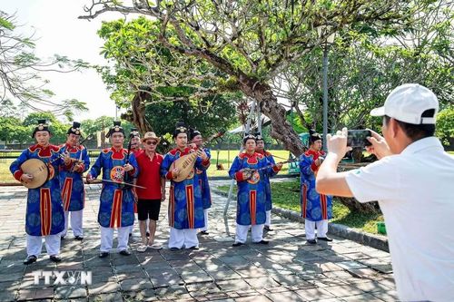 Nhã nhạc trở thành một phần trải nghiệm sống động và gần gũi của du khách khi đến Huế. (Ảnh: Vân Chi/TTXVN phát)