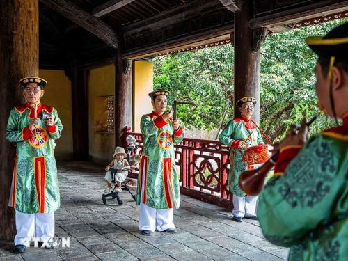 Tại các di tích trong Hoàng thành Huế, Nhã nhạc được biểu diễn thường xuyên, như dàn Đại nhạc tại Thế Miếu, trở thành một phần của hoạt động bảo tồn và phát huy di sản. (Ảnh: Vân Chi/TTXVN phát)