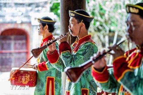 Kèn bầu là nhạc cụ hơi đặc trưng của dàn Đại nhạc - tạo nên âm thanh vang dội, góp phần định hình sắc thái uy nghi của các nghi lễ cung đình. (Ảnh: Vân Chi/TTXVN phát)
