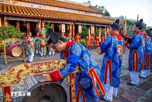 Nhã nhạc quy định rất chặt chẽ về quy mô dàn nhạc và trang phục biểu diễn lộng lẫy, phản ánh tính quy củ và định chế thẩm mỹ cao của chế độ quân chủ. (Ảnh: Vân Chi/TTXVN phát)
