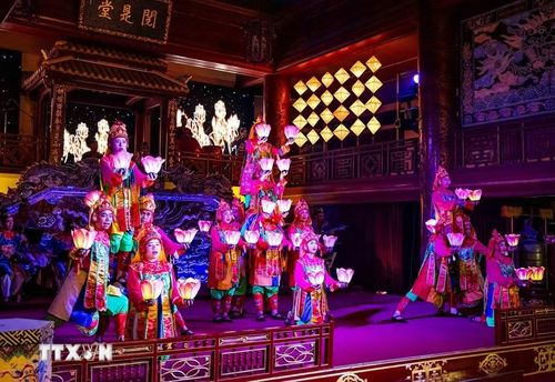 Múa Lục cúng hoa đăng - một điệu múa cung đình quan trọng mang dấu ấn Phật giáo, được vua Minh Mạng chỉnh sửa để đưa vào biểu diễn trong các nghi lễ cung đình, góp phần làm phong phú hệ thống nhã nhạc. (Ảnh: Vân Chi/TTXVN phát)