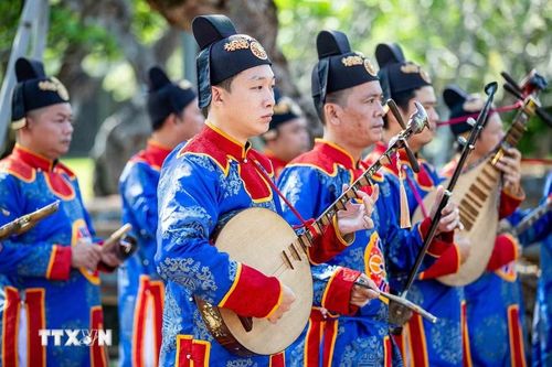 Là nghệ sỹ trẻ nhất trong dàn nhạc, Nguyễn Đình Bảo Long (sinh năm 2001) từng cảm thấy Nhã nhạc “khó học” và “buồn,” nhưng càng tìm hiểu càng bị cuốn hút bởi nét riêng của loại hình âm nhạc cung đình này. (Ảnh: Vân Chi/TTXVN phát)