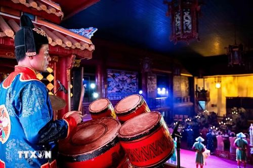 Mở đầu cho các buổi biểu diễn hay nghi lễ thường là âm thanh của dàn trống. (Ảnh: Vân Chi/TTXVN phát)