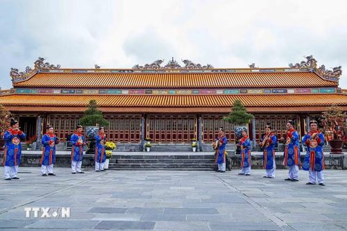 So với Đại nhạc, dàn Tiểu nhạc mang màu sắc trang nhã, vui tươi hơn. Các nhạc khí từ trái qua phải: sáo, mõ sừng trâu, tam âm, sênh tiền, đàn nguyệt, đàn nhị, đàn tỳ bà, đàn tam và trống bảng. (Ảnh: Vân Chi/TTXVN phát)