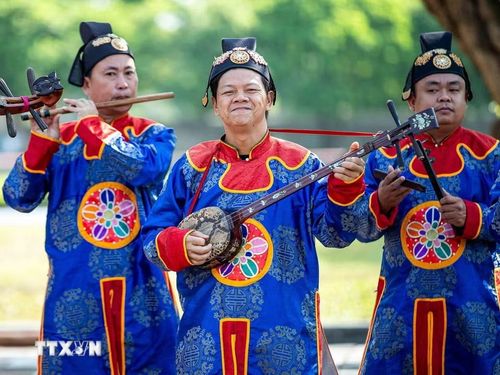 Đối với các nghệ sỹ của Nhà hát Nghệ thuật truyền thống Cung đình Huế, việc đưa Nhã nhạc đến gần hơn với công chúng không chỉ là công việc, mà còn là niềm vui và động lực để gắn bó với loại hình âm nhạc đặc biệt này. (Ảnh: Vân Chi/TTXVN phát)