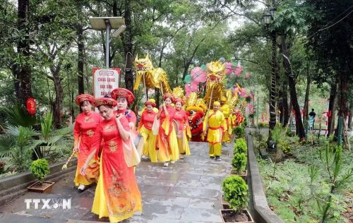 Đoàn rước lên chùa Long Đọi Sơn. (Ảnh: Nguyễn Chinh/TTXVN)