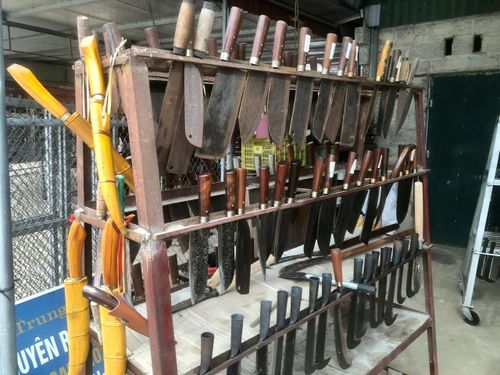 Các loại dao đa dạng mẫu mã được bày bán trên các kệ hàng nhìn rất bắt mắt.