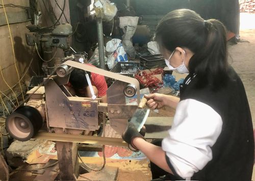Những con dao Phúc Sen không chỉ là vật dụng sắc lạnh của thép, mà chứa đựng hơi ấm của bàn tay con người, sức mạnh của lửa và cả một bề dày lịch sử văn hóa của người Nùng An.