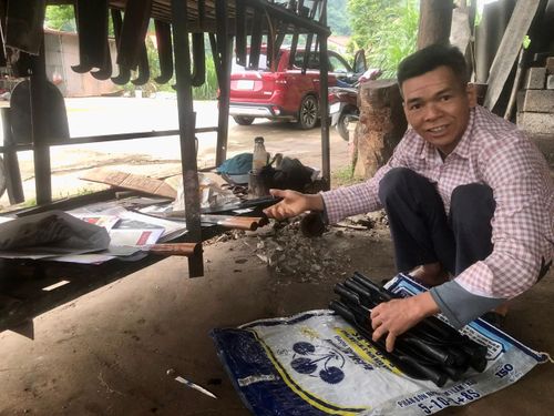 Trải qua bao thăng trầm, ngọn lửa trong các lò rèn ở Phúc Sen vẫn chưa bao giờ tắt.