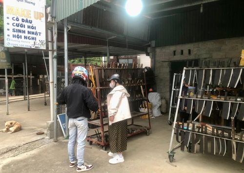 Du khách tìm mua sản phẩm tại làng nghề rèn Phúc Sen.