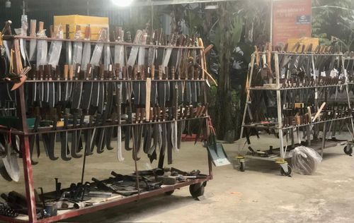 Ở làng nghề rèn Phúc Sen chuyên sản xuất các nông cụ phục vụ sản xuất, nhưng sản phẩm đa dạng mẫu mã, nhiều nhất vẫn là dao.