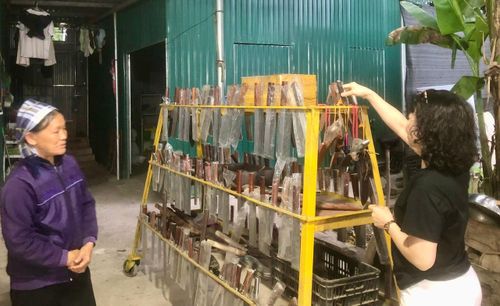 Giá thành của mỗi con dao từ 100.000 đồng đến 250.000 đồng/chiếc, tùy loại.