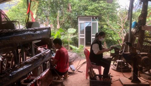 Về với Phúc Sen, nghe tiếng búa nện trên đe giữa không gian tĩnh mịch của núi rừng, mới thấu hiểu hết giá trị của lao động thủ công.