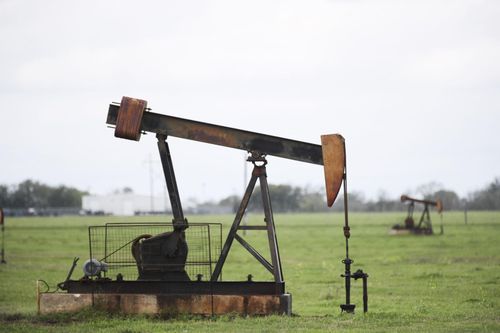 Tháp khoan dầu ở Luling, Texas, Mỹ. Ảnh: THX/TTXVN
