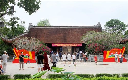Khu di tích quốc gia đặc biệt Kim Liên được trang hoàng rực rỡ đón tiếp du khách trong nước và quốc tế. Ảnh: Bích Huệ/TTXVN
