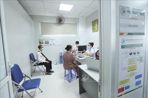 Người dân đến khám, chữa bệnh tại bệnh viện, cơ sở y tế. Ảnh tư liệu: Minh Quyết/TTXVN