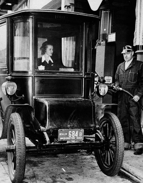 Một chiếc xe điện Baker sản xuất năm 1911 được chụp ảnh vào năm 1943. Ảnh: NYT