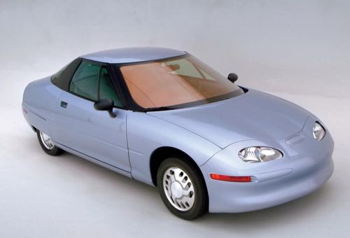 Chiếc xe điện hiện đại đầu tên, General Motors EV1. Ảnh: NYT