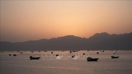 Tàu thuyền di chuyển trên eo biển Hormuz, ngoài khơi tỉnh Musandam, Oman, ngày 1/5/2026. Ảnh minh họa: Reuters/TTXVN
