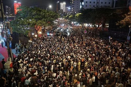 Du khách theo dõi đêm Gala “Tổ quốc bình yên” tại Đà Nẵng.