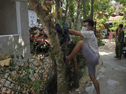 Trương Duy Thức thực nghiệm lại hiện trường gây án. Ảnh: Công an TP Đà Nẵng