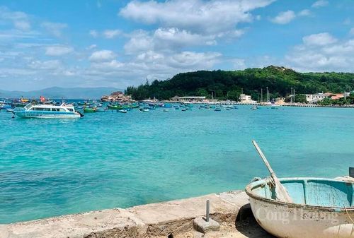 Khi những chuyến đò rẽ sóng rời bến, không chỉ có người lớn ra khơi mà còn có những học sinh mang theo ba lo và ước mơ rời đảo.