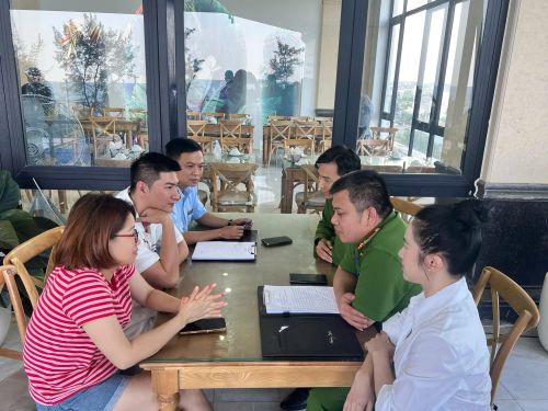 Cơ quan chức năng làm việc với những người liên quan đến sự việc.