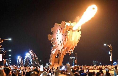 Cầu Rồng phun lửa-màn nghệ thuật độc đáo của Đà Năng.