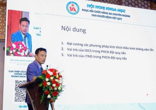 PGS.TS.BS. Lương Tuấn Khanh, Giám đốc Trung tâm Phục hồi chức năng, Bệnh viện Bạch Mai, trình bày các kỹ thuật kích thích não không xâm lấn trong phục hồi chức năng đột quỵ