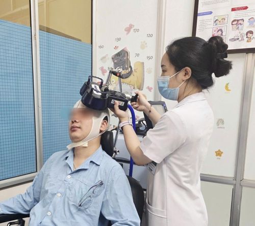 Người bệnh điều trị kích thích từ trường xuyên sọ.