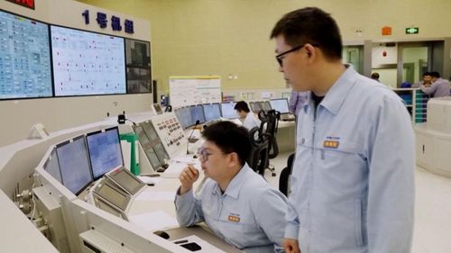 Các kỹ sư đang vận hành nhà máy điện hạt nhân thuộc dự án điện hạt nhân Tam Áo, tỉnh Chiết Giang. Ảnh chụp màn hình