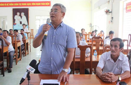 Cử tri kiến nghị tại buổi tiếp xúc.