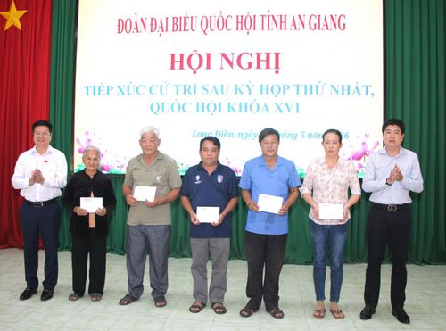 Đoàn Đại biểu Quốc hội tỉnh An Giang tặng 5 phần quà cho gia đình chính sách xã Long Điền.