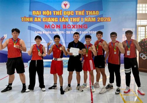 Phạm Ngọc Kim Cương (thứ 2, từ trái sang) là nữ võ sĩ duy nhất của đội tuyển phường Châu Đốc