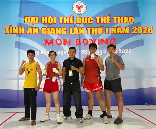 Phạm Ngọc Kim Cương (thứ 2, từ trái qua) nhận được nhiều sự quan tâm, yêu thương của huấn luyện viên và các bạn cùng đội tuyển.
