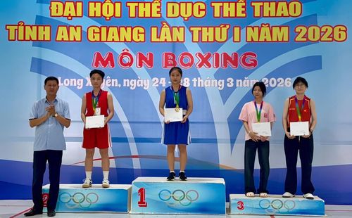 Em Phạm Ngọc Kim Cương (bìa phải) giành huy chương đồng bộ môn boxing tại Đại hội Thể dục, thể thao tỉnh An Giang lần thứ I năm 2026 - Ảnh: NVCC