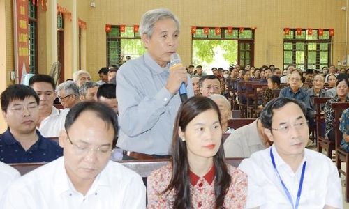 Người dân tổ dân phố Từ Phong, phường Bồng Lai nêu ý kiến tại hội nghị Đảng ủy phường đối thoại với Nhân dân.