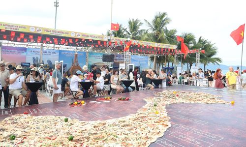 Đà Nẵng thu hút lượng lớn du khách trong và ngoài nước dịp lễ 30/4 và 1/5. Ảnh: NGỌC HÀ