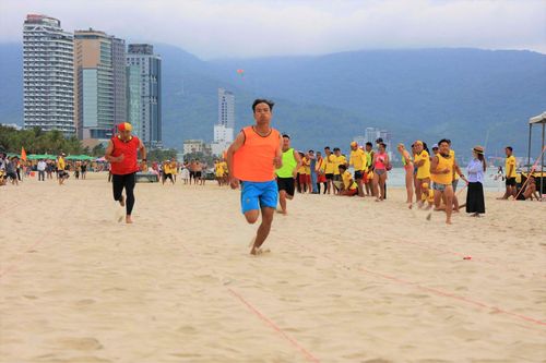 Vận động viên tranh tài tại Hội thi cứu hộ biển quốc tế Đà Nẵng 2026. Ảnh: NGUYÊN KHANG