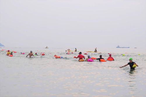 Vận động viên thi đấu Giải bơi biển “Vượt sóng mùa hè” Đà Nẵng 2026. Ảnh: NGUYÊN KHANG