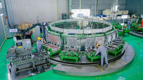 Máy ép nhựa 3.200 tấn. Ảnh: P.L