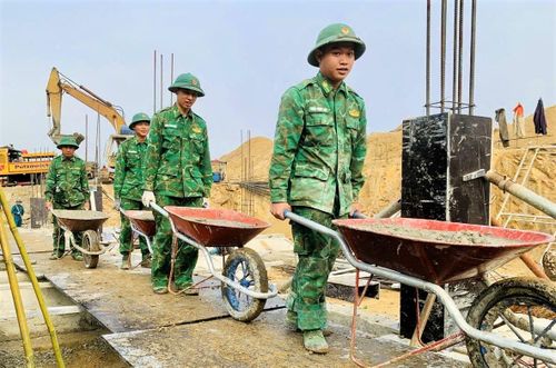 Cán bộ, chiến sĩ Bộ đội Biên phòng thành phố góp sức hỗ trợ xây dựng trường học liên cấp biên giới. Ảnh: ĐĂNG NGUYÊN
